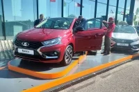 На ПМЭФ-2024 презентовали детище «АвтоВАЗа» — седан LADA Iskra. Это полностью отечественное авто с двигателем 90 лошадиных сил и шестиступенчатой коробкой передач. Стоимость пока не известна — с конвейера такие машины начнут сходить в 2025 году.