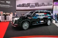 Презентовали и китайский внедорожник Хончи LS7, на котором в Поднебесной ездят члены Компартии. Он станет первым китайским авто премиум-класса, которое будет продаваться в России. Вводная стоимость модели составила 50 миллионов рублей.