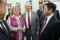 Заместитель Председателя Комитета по обороне Светлана Савицкая, руководитель фракции КПРФ Геннадий Зюганов и Чрезвычайный и Полномочный Посол Китайской Народной Республики в России Чжан Ханьхуэй. Пресс-служба Госдумы