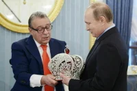 Императорская корона, пара леопардов и хрустальный крокодил: какие подарки дарили Владимиру Путину