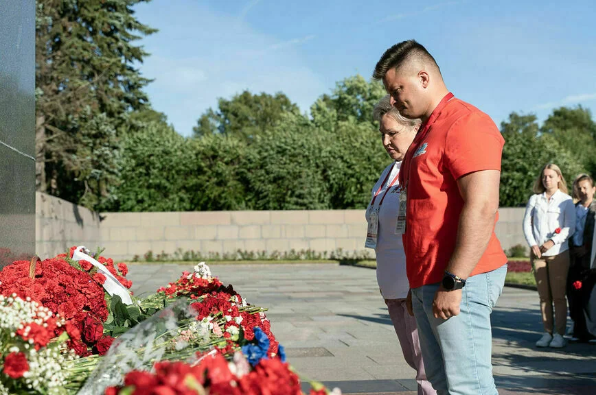 Участники «Поезда Памяти» в Санкт-Петербурге, церемония возложения цветов на Пискаревском мемориальном кладбище.