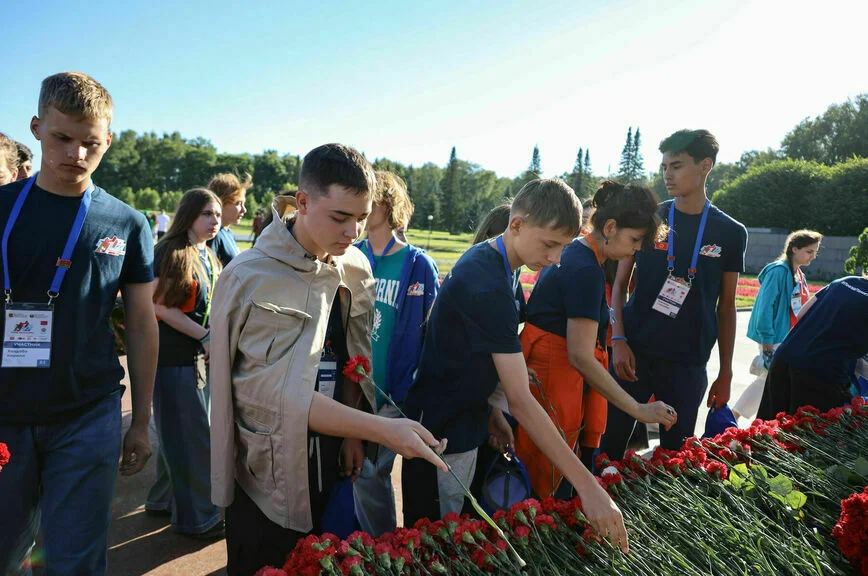 Участники «Поезда Памяти» в Санкт-Петербурге, церемония возложения цветов на Пискаревском мемориальном кладбище.