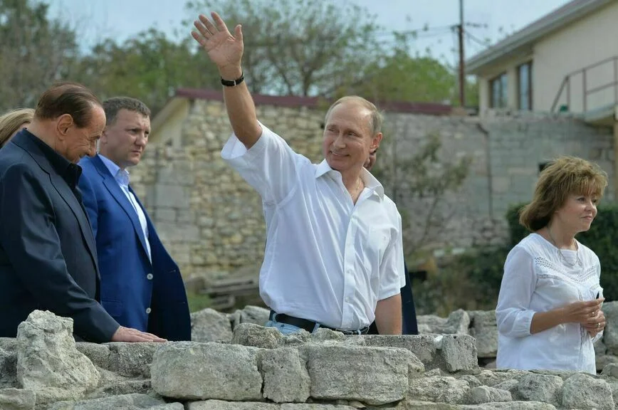 12 сентября 2015. Президент России Владимир Путин (второй справа) и экс-председатель Совета министров Италии Сильвио Берлускони (слева) во время осмотра территории национального заповедника 