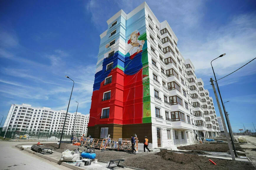Мурал на новостройке микрорайона Невский в Мариуполе.
