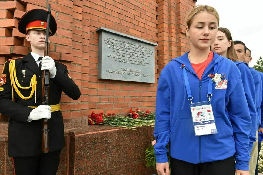 Пассажиры «Поезда Памяти» возложили цветы к мемориалу под Могилевом