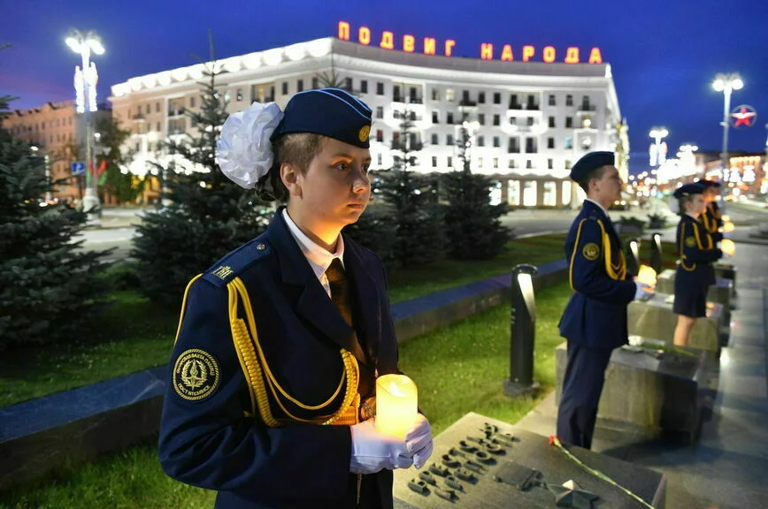 Участники «Поезда Памяти» возложили цветы к обелиску Победы в Минске