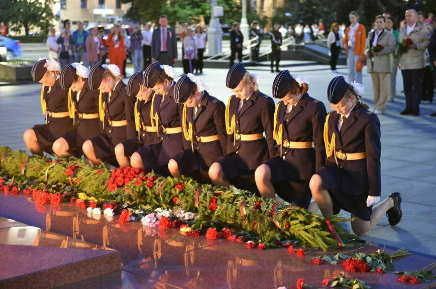 Участники «Поезда Памяти» возложили цветы к обелиску Победы в Минске