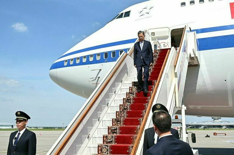 Глава парламента Китая прибыл с визитом в Россию