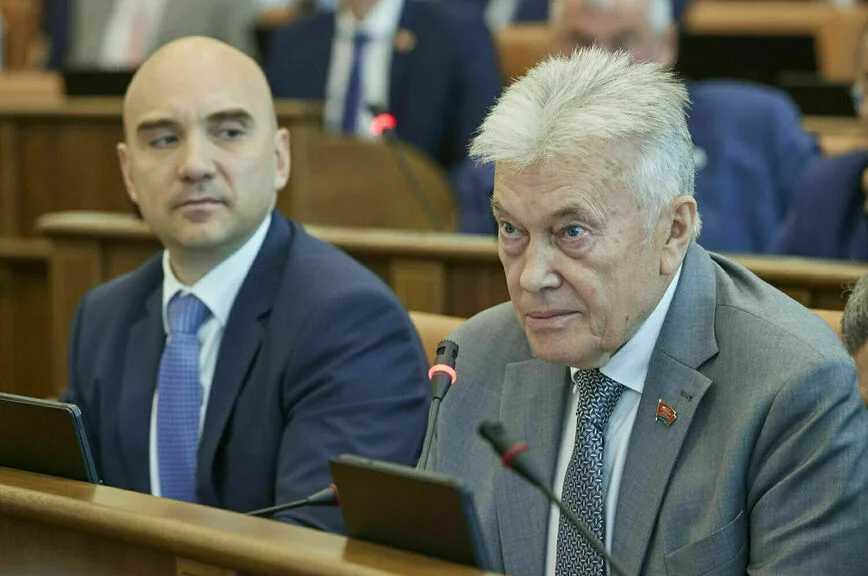 Виктор Кардашов (справа) предложил создать интерактивную карту объектов социальной инфраструктуры, которые надо построить в муниципалитетах.