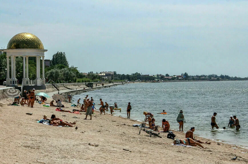 Курортники на пляжах Бердянска.