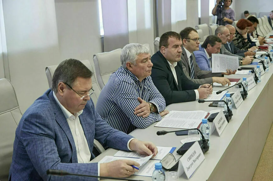 Депутаты делились мнениями и высказывали конструктивные предложения.