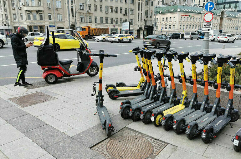 Парень на электросамокате сбил пенсионерку и ребенка в Москве