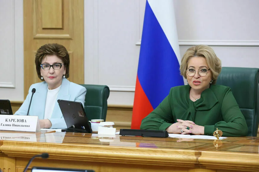 Галина Карелова и Валентина Матвиенко.