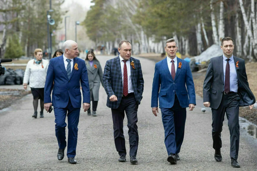 Алексей Додатко (второй справа) часто бывает в городах и поселках Красноярского края, участвующих в региональных программах.