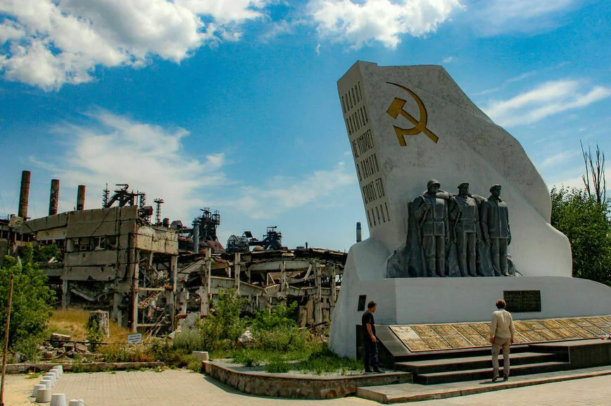 Памятник освободителям города в Великую Отечественную войну, а за ним – руины «Азовстали».
