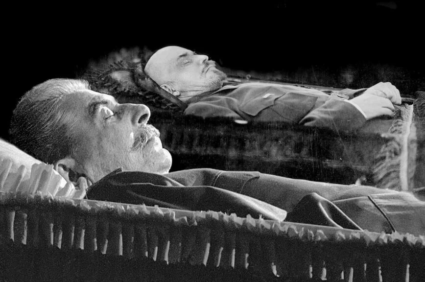 Более 8 лет - с 9 марта 1953 года по 1 ноября 1961 года - вместе с телом Владимира Ленина в мавзолее находилось тело Иосифа Сталина.