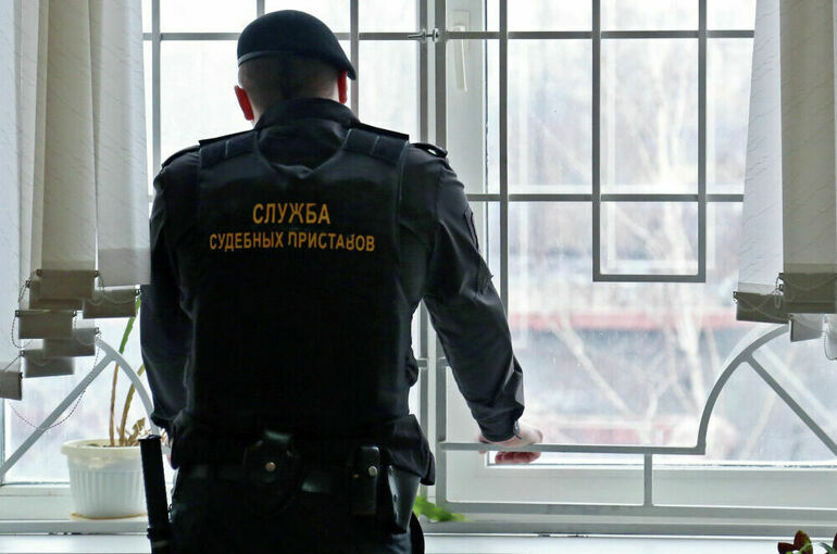 Судебные приставы смогут применять оружие