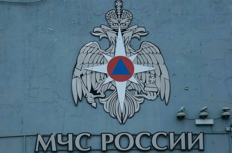 Мусор и покрышки загорелись в промзоне в Азове на площади 5 тысяч кв. м