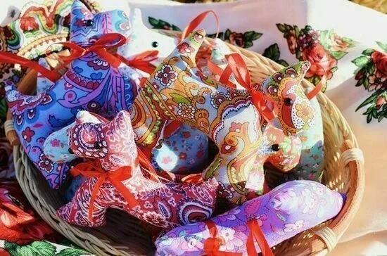 Саамская луввьт и двусторонняя вышивка без узлов: какие обычаи живы в российских семьях