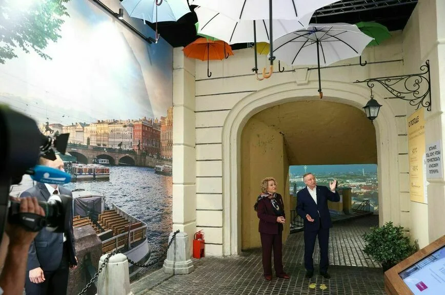 Валентина Матвиенко осмотрела выставку мегапроектов Петербурга