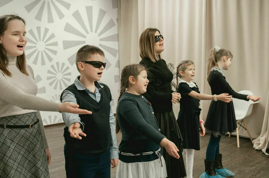 Диана Гурцкая по личному опыту знает, с какими трудностями сталкиваются незрячие дети и их семьи и как протянутая своевременно рука помощи может кардинально изменить жизнь.
