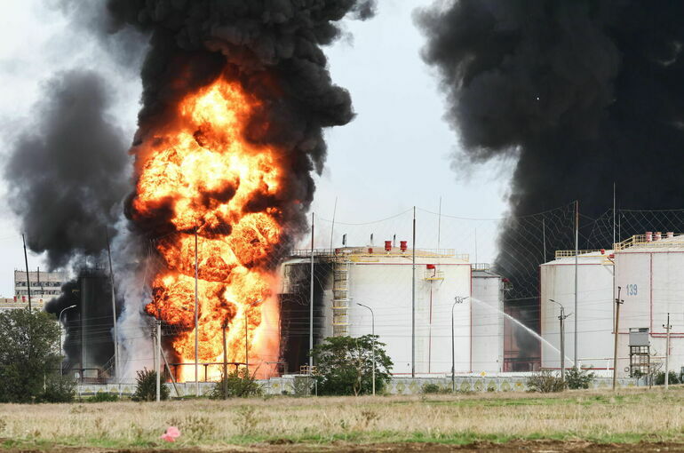 На нефтебазе в Феодосии произошел выброс горючих материалов