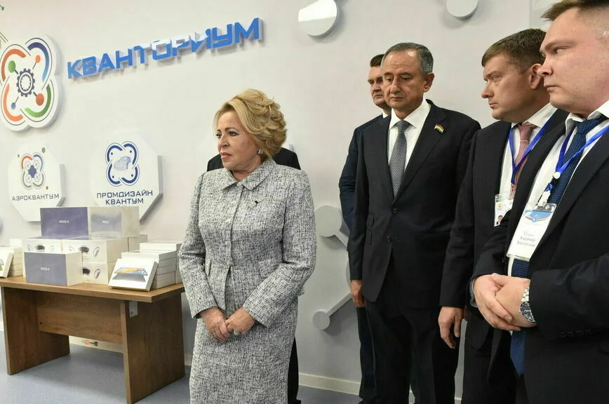 Посещение средней школы имени Юрия Гагарина в городе Душанбе.