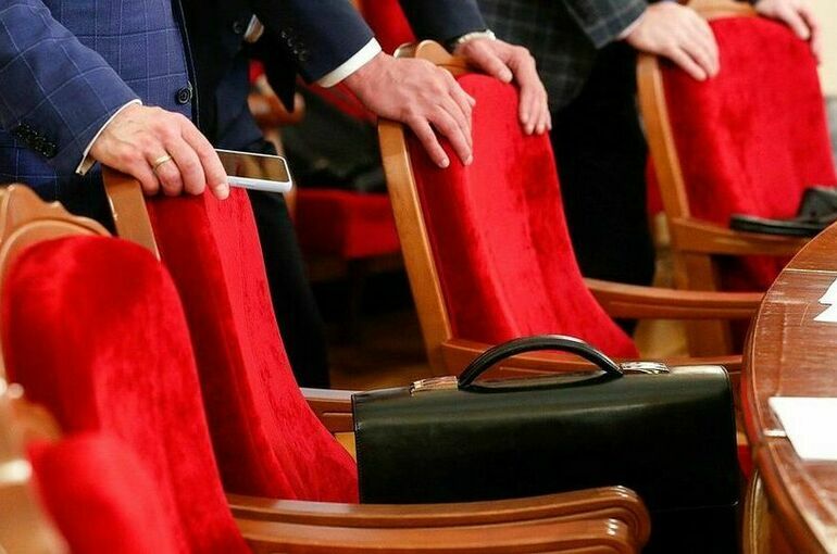 В Госдуму внесли проект о порядке запрета выезда из РФ депутатов с допуском к гостайне