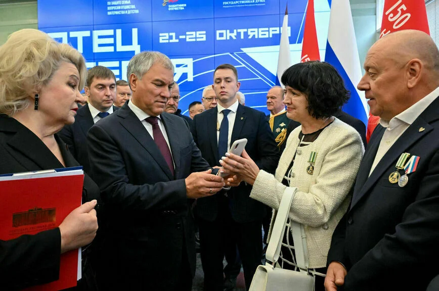 Председатель Государственной Думы РФ Вячеслав Володин и родители героя СВО Тимофея Шишлакова на церемонии открытия выставки 