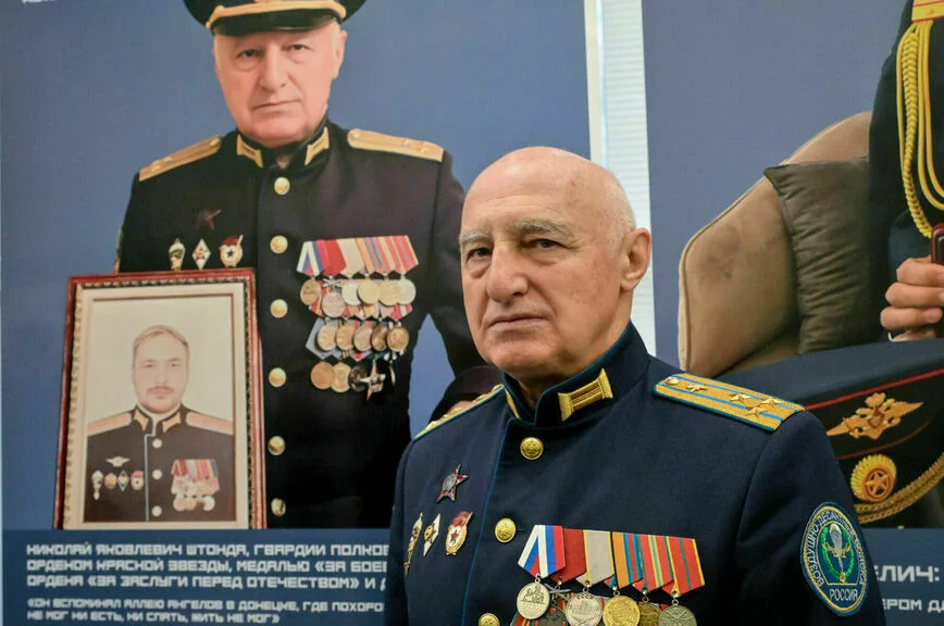 Отец героя СВО Николай Штонда на церемонии открытия выставки 