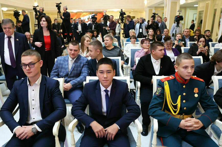 Спасают из огня, достают из-под обстрелов: как юные россияне хранят жизни своих близких