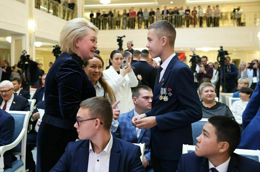 Спасают из огня, достают из-под обстрелов: как юные россияне хранят жизни своих близких
