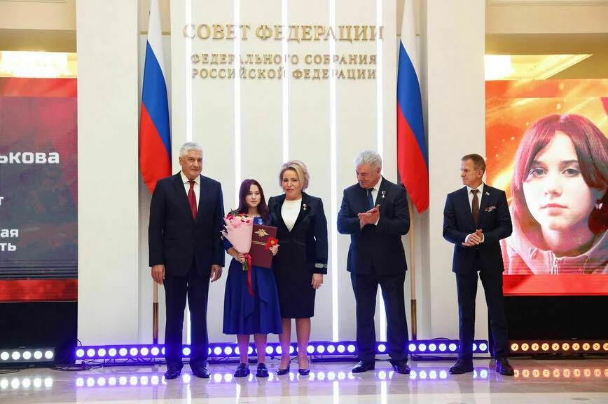 Спасают из огня, достают из-под обстрелов: как юные россияне хранят жизни своих близких