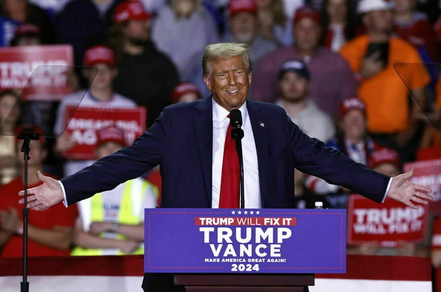Дональд Трамп выступил на предвыборном митинге в Мичигане.