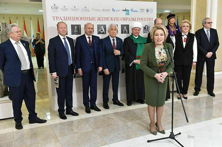 На выставке в Совфеде представили 25 традиционных женских костюмов 