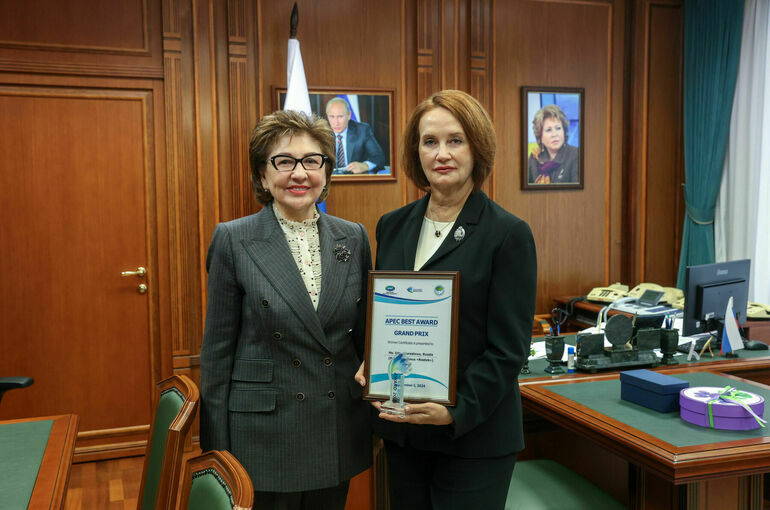 Сенатор Карелова наградила победительницу конкурса женских предпринимательских проектов