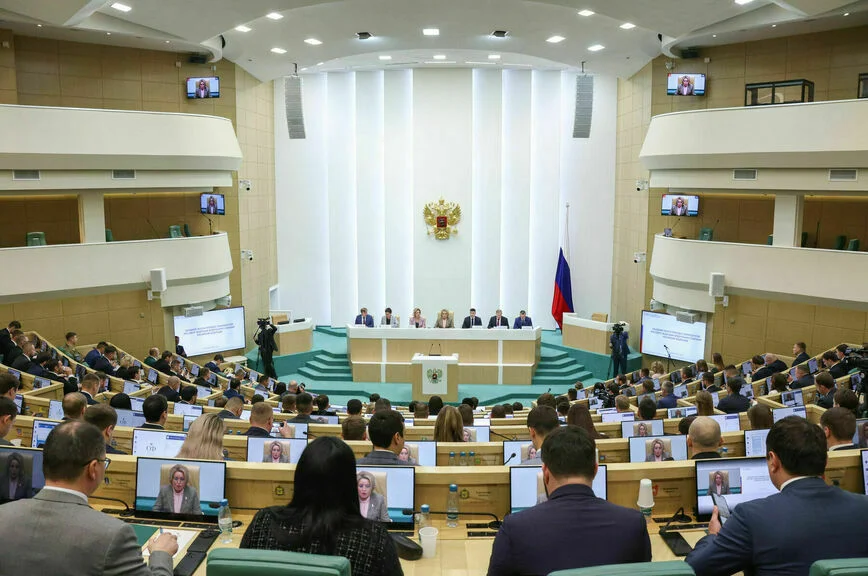 Пленарное заседание Палаты молодых законодателей при Совете Федерации.