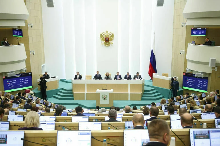 Совет Федерации одобрил запрет усыновления в страны, где разрешена смена пола 