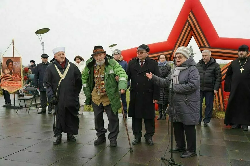 Символ мужества и братства народов