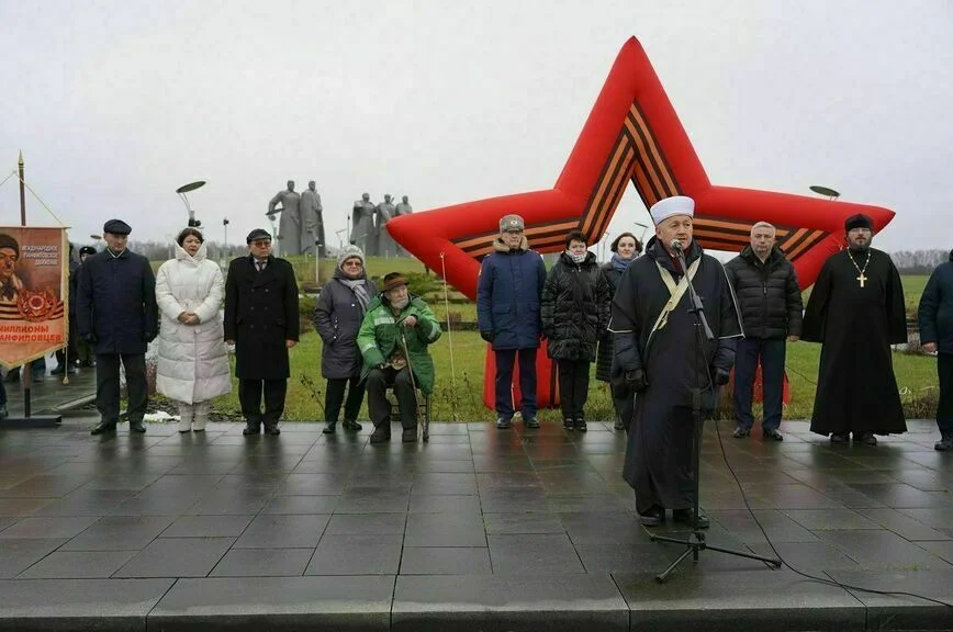 Символ мужества и братства народов