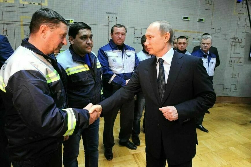 Владимир Путин принимает участие в запуске первой очереди энергомоста в Крым, 2015 год.