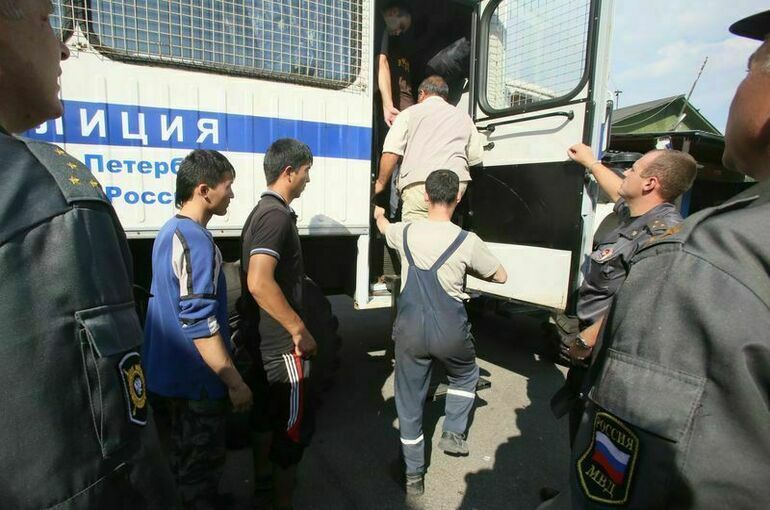 Приставы будут передавать выдворяемых мигрантов сотрудникам ФСБ