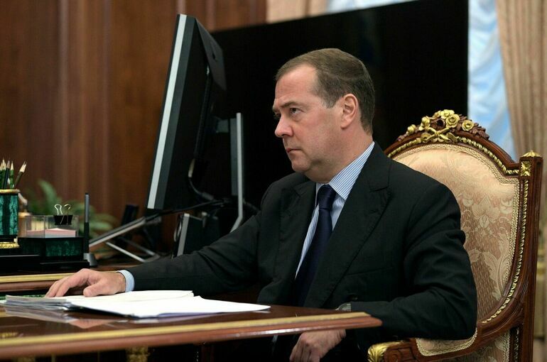 Медведев: Режим Зеленского настроен продолжать тянуть с выборами