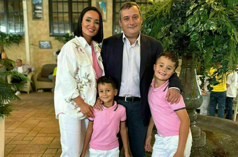 Кто такой Александр Хинштейн