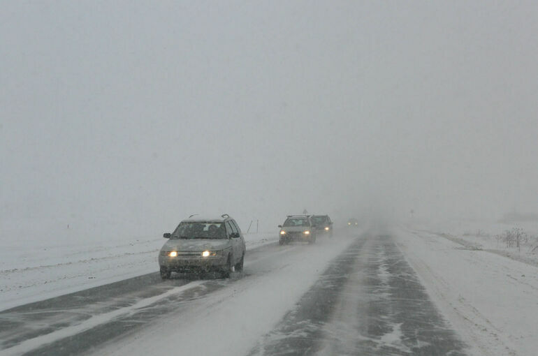 На границе России и Казахстана скопилось около 500 грузовиков