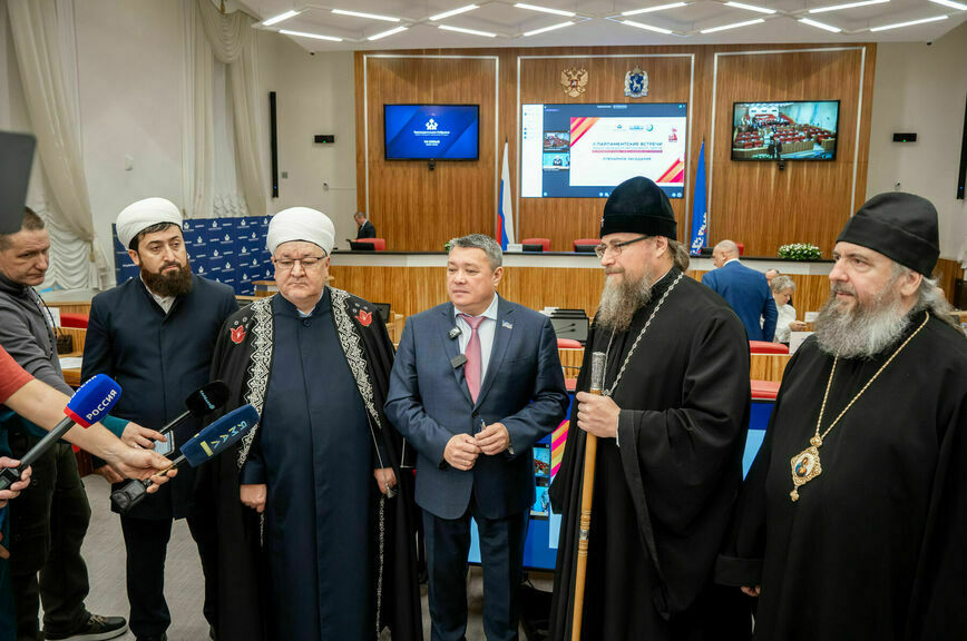 Парламентские встречи на Ямале посвятили 80-летию Великой Победы