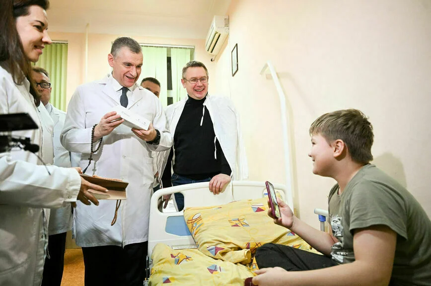 Депутат Слуцкий вручил подарки пациентам донецкого центра травматологии