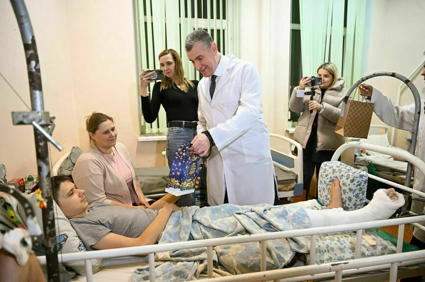 Депутат Слуцкий вручил подарки пациентам донецкого центра травматологии