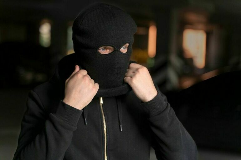 Подросток в балаклаве с молотком ворвался в курскую школу