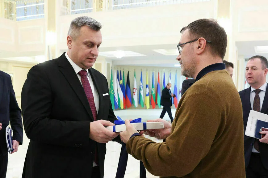Андрей Данко получает в подарок пряник.